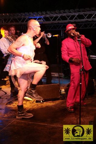 Roy Ellis (Jam) with Kalles Kaviar - This Is Ska Festival - Wasserburg, Rosslau 27. Juni 2008 (8).JPG